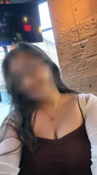 Büsra, 24