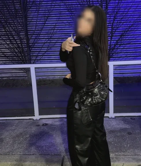Manuela, 19